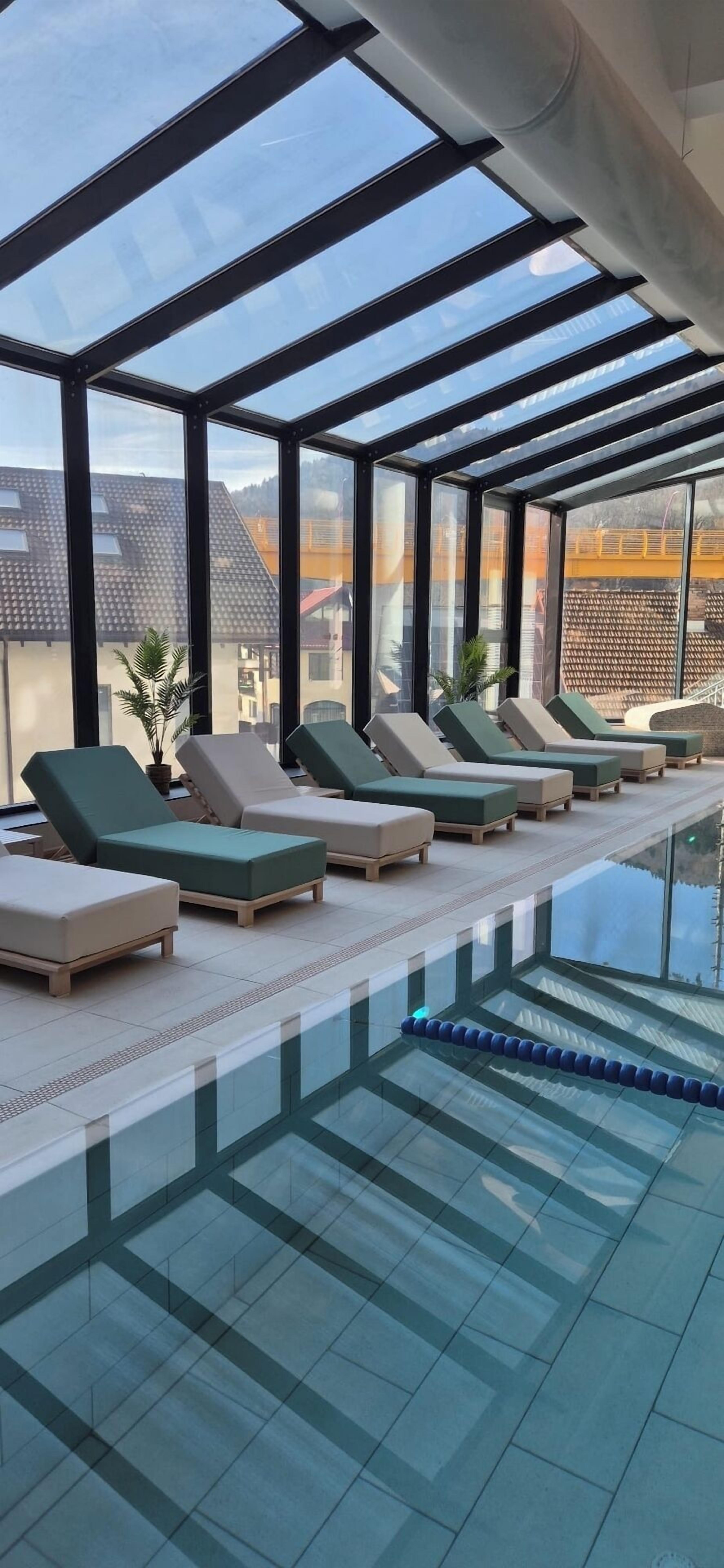 Una piscina cubierta, una piscina climatizada