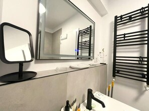 Free toiletries, hair dryer, towels - RoseWood Boutique Apartment - In Green Future Spa (Sinaia)