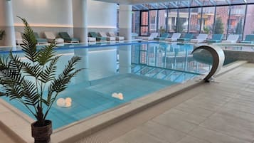 Alberca techada y alberca climatizada