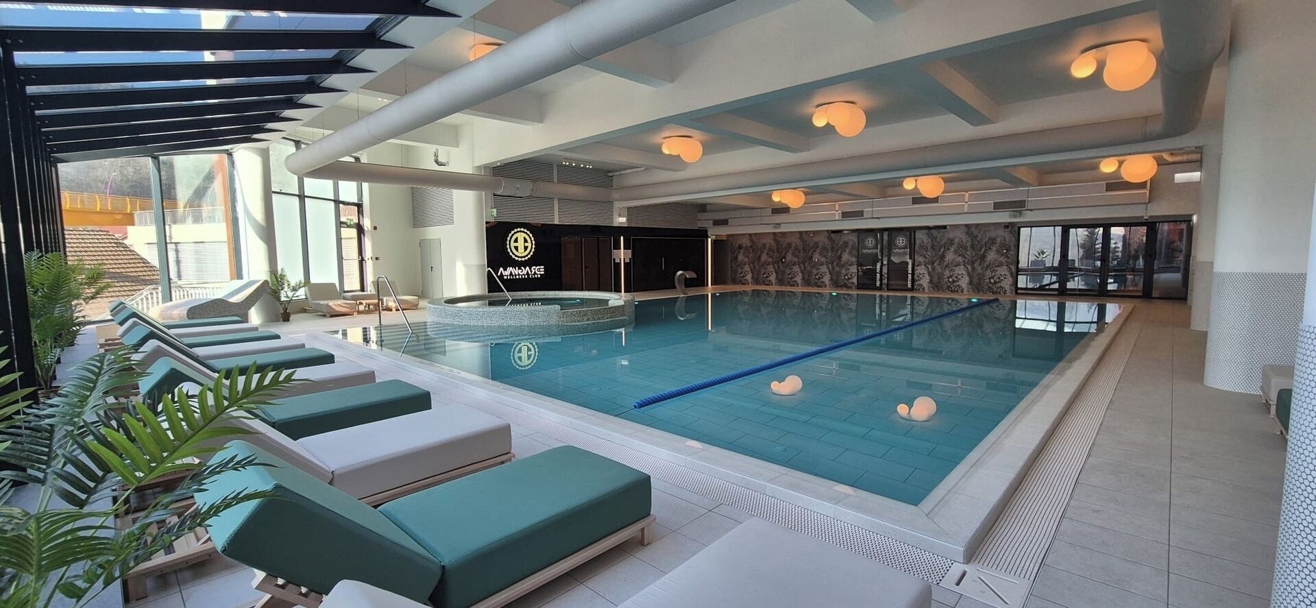 Inomhuspool och uppvärmd pool