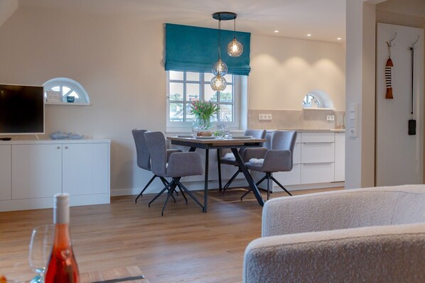 Dining - Languste 2 - Traumhafte Ferienwohnung in Alt Westerland: Moderne Eleganz und Liebe zum Detail (Sylt)