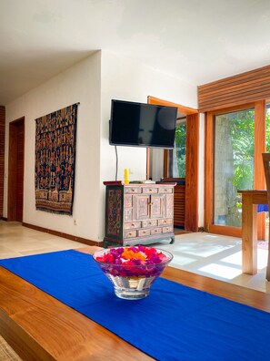 Villa – standard | Oppholdsrom | TV og bøker