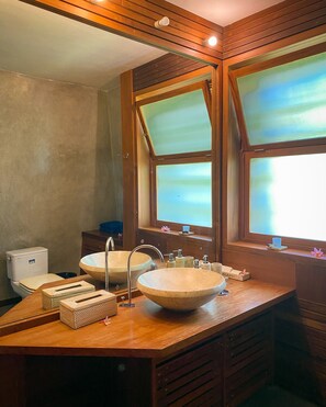 Deluxe villa | Badkamer | Een douche, een hydromassagedouche, een haardroger, een bidet