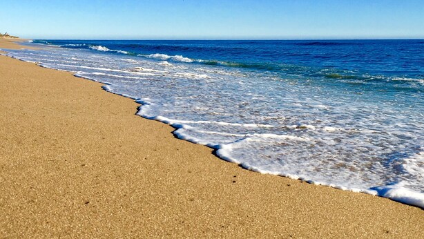A beach with clear blue water and a sandy shore. - Madaket Farmhouse- Walk to Beach and Sunsets- Near Bike Path -Nantucket (Nantucket)