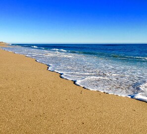 A beach with clear blue water and a sandy shore. - Madaket Farmhouse- Walk to Beach and Sunsets- Near Bike Path -Nantucket (Nantucket)