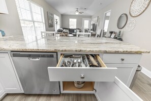 Interior - Cozy Hideaway! Spacious and centrally located. Pet Friendly! (Pensacola)