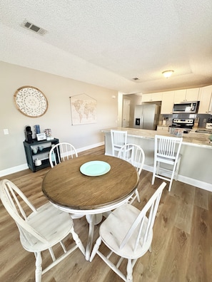 Dining - Cozy Hideaway! Spacious and centrally located. Pet Friendly! (Pensacola)