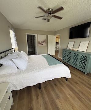 3 bedrooms, iron/ironing board, WiFi (free), bed sheets - Cozy Hideaway! Spacious and centrally located. Pet Friendly! (Pensacola)