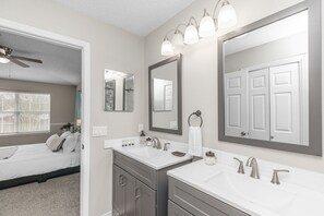 ヘアドライヤー、タオル、石鹸、シャンプー