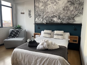 Schreibtisch, Bügeleisen/Bügelbrett, Reisekinderbett, WLAN