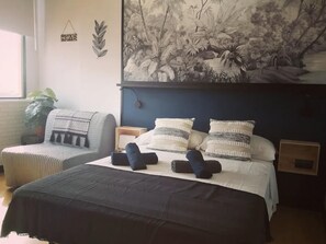 Schreibtisch, Bügeleisen/Bügelbrett, Reisekinderbett, WLAN