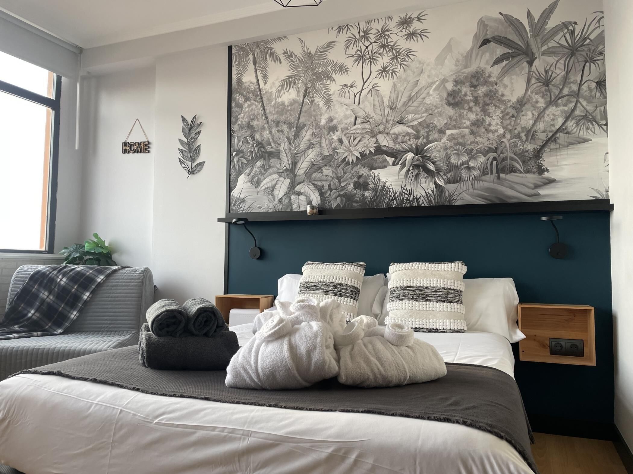 Bureau, fer et planche à repasser, lit parapluie, Wi-Fi