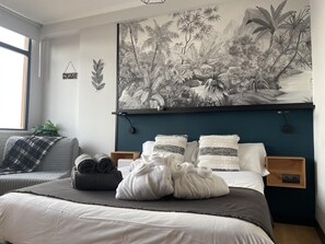 Schreibtisch, Bügeleisen/Bügelbrett, Reisekinderbett, WLAN