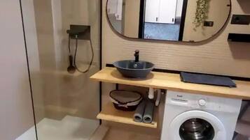 Douche, sĂšche-cheveux