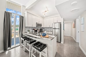 Refrigerador, microondas, periquera y toallas de papel