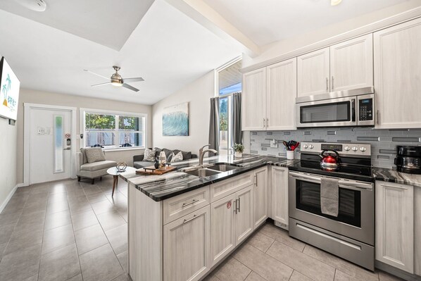 Refrigerador, microondas, periquera y toallas de papel