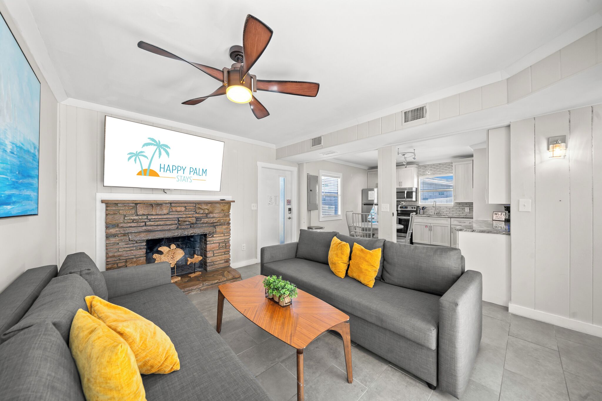 Espacio para trabajar con laptop y tabla de planchar con plancha 