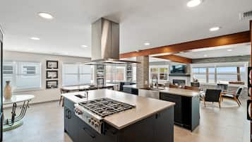 Appartamento Luxury | Cucina privata | Frigorifero, microonde, seggiolone, carta assorbente