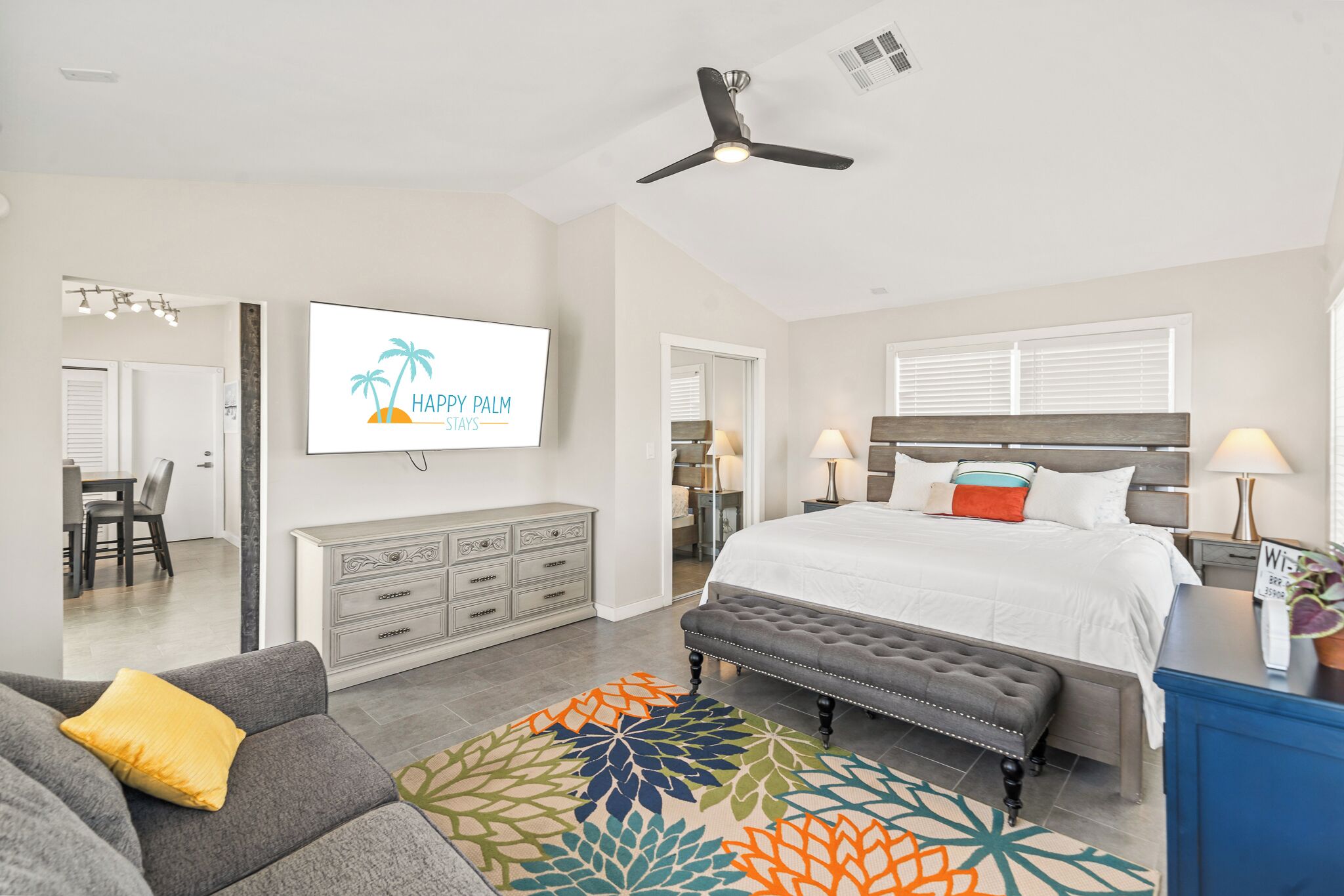 Espacio para trabajar con laptop y tabla de planchar con plancha 