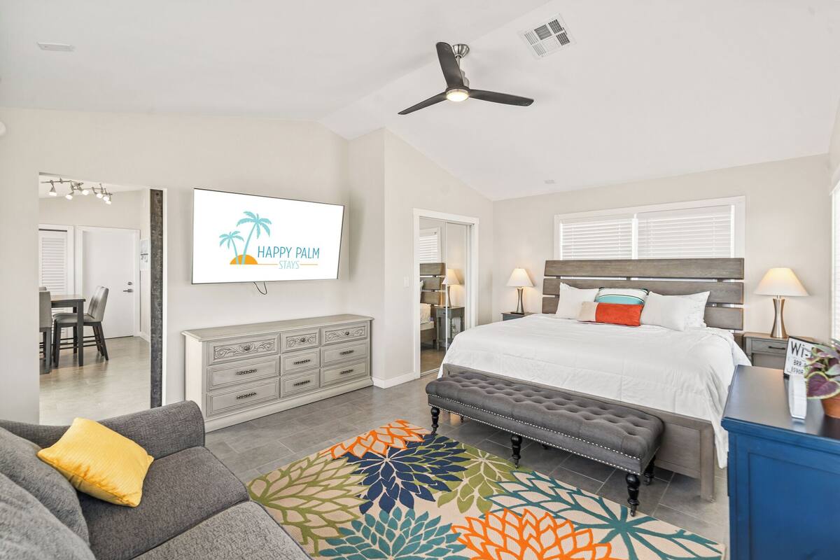 Espacio para trabajar con laptop y tabla de planchar con plancha