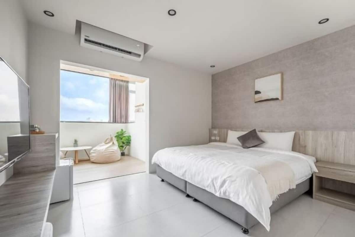 Escritorio, wifi gratis y ropa de cama