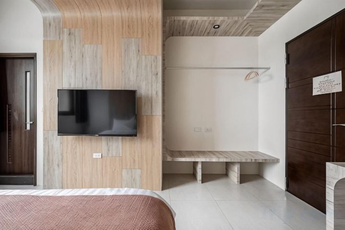 Desk, WiFi (free), bed sheets