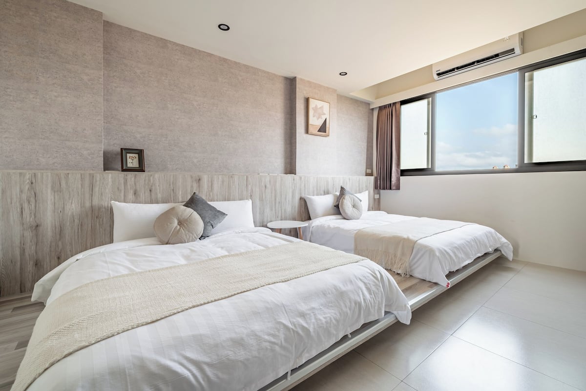 Habitación cuÔdruple superior | Escritorio, wifi gratis y ropa de cama