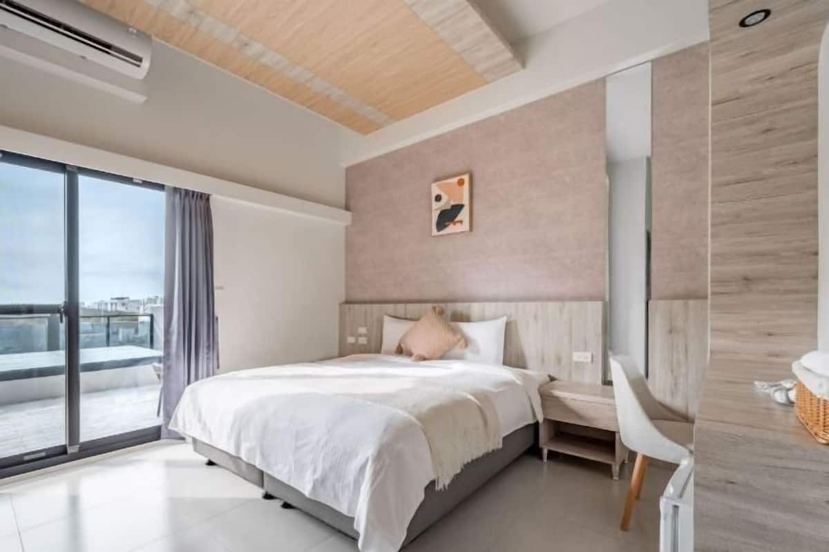Escritorio, wifi gratis y ropa de cama