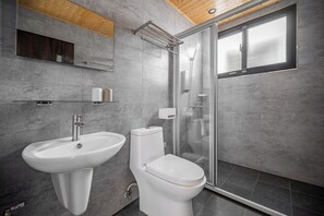Phòng đôi Superior, hiên | Phòng tắm | Buồng tắm vòi sen, máy sấy tóc, dép đi trong nhà, khăn tắm 