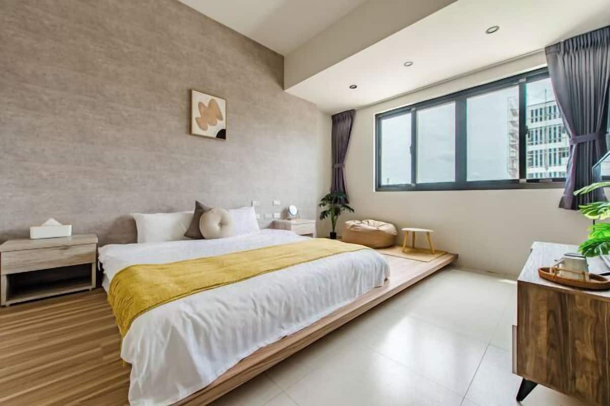 Escritorio, wifi gratis y ropa de cama
