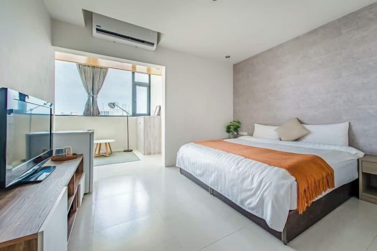 Escritorio, wifi gratis y ropa de cama