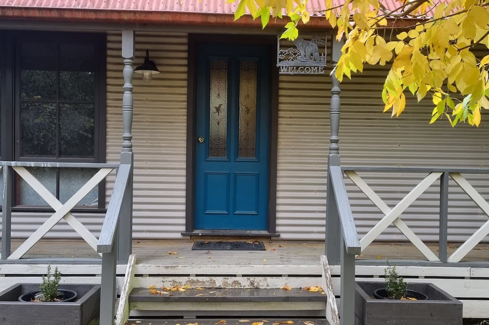 Charming Cottage on beautiful horse property nestled in the Yarra Ranges.