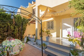 Outdoor dining - BAHAMAS III (SANT JOAN) - Cozy apartment with shared swimming pool and free WiFi (Sant Joan d'Alacant)
