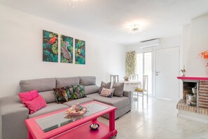 TV - BAHAMAS III (SANT JOAN) - Cozy apartment with shared swimming pool and free WiFi (Sant Joan d'Alacant)