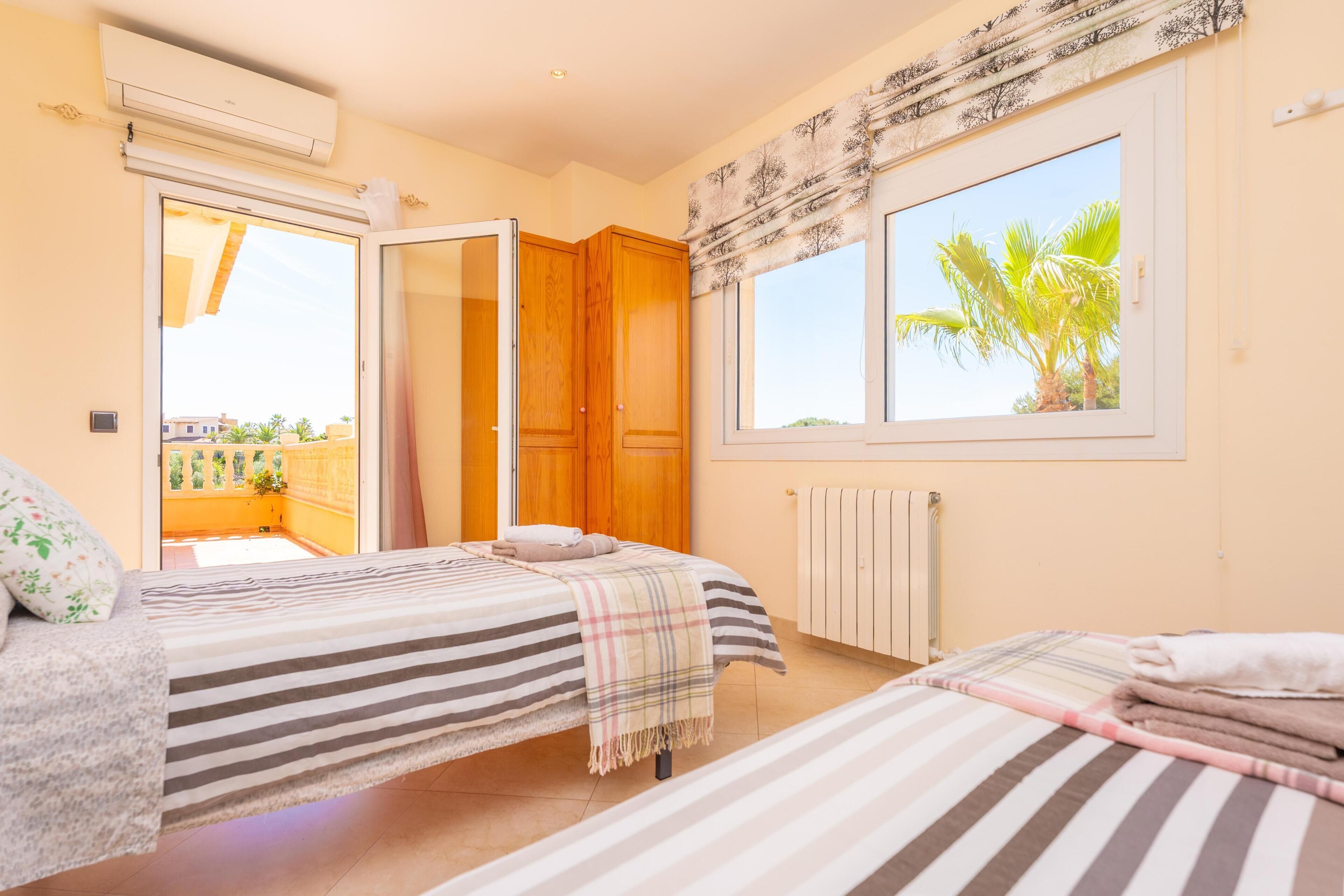 5 bedrooms, iron/ironing board, free WiFi, bed sheets