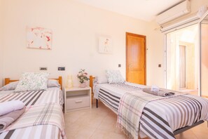 5 chambres, fer et planche à repasser, accès au Wi-Fi (inclus)