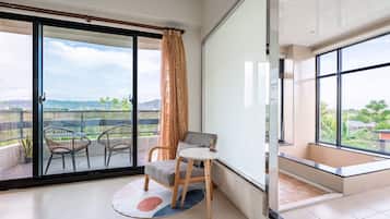 Quarto casal, banheira, vista para a montanha | Vista do quarto