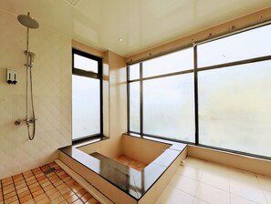 Habitación doble, bañera, vistas a la montaña | Baño | Secador de pelo, zapatillas, toallas y champú