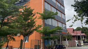 A multi-story hotel with a modern design, featuring a prominent orange and grey color scheme. - SUPER 8 HOTEL ALOR SETAR (Alor Setar)