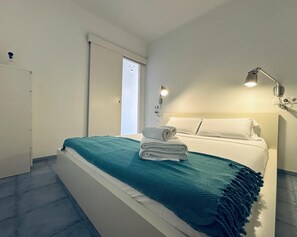 2 slaapkamers, een strijkplank/strijkijzer, internet, beddengoed