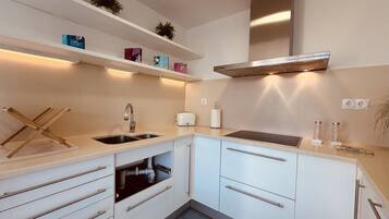 Een koelkast, een magnetron, een koffiezetapparaat/waterkoker