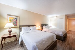 1 bedroom, iron/ironing board, free WiFi, bed sheets - Chambre 2 Lits/Room 2 beds (Saint-sauveur)