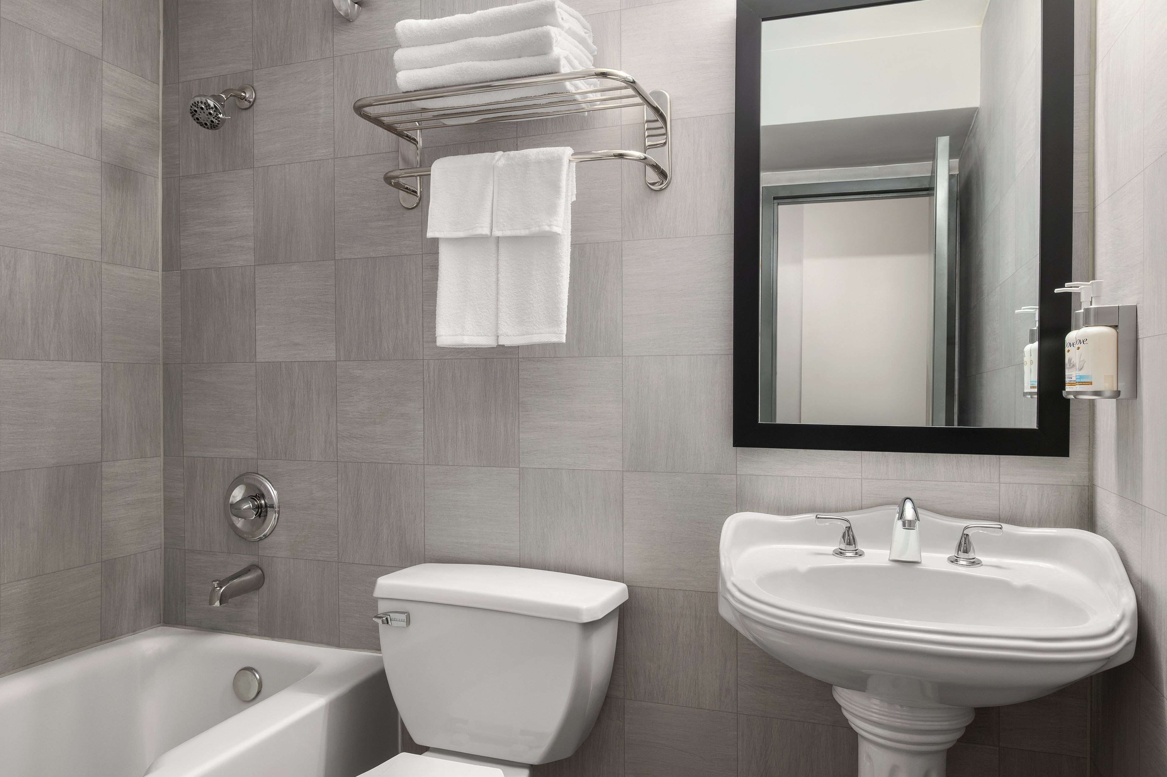 Un baño moderno con bañera, inodoro y lavamanos.