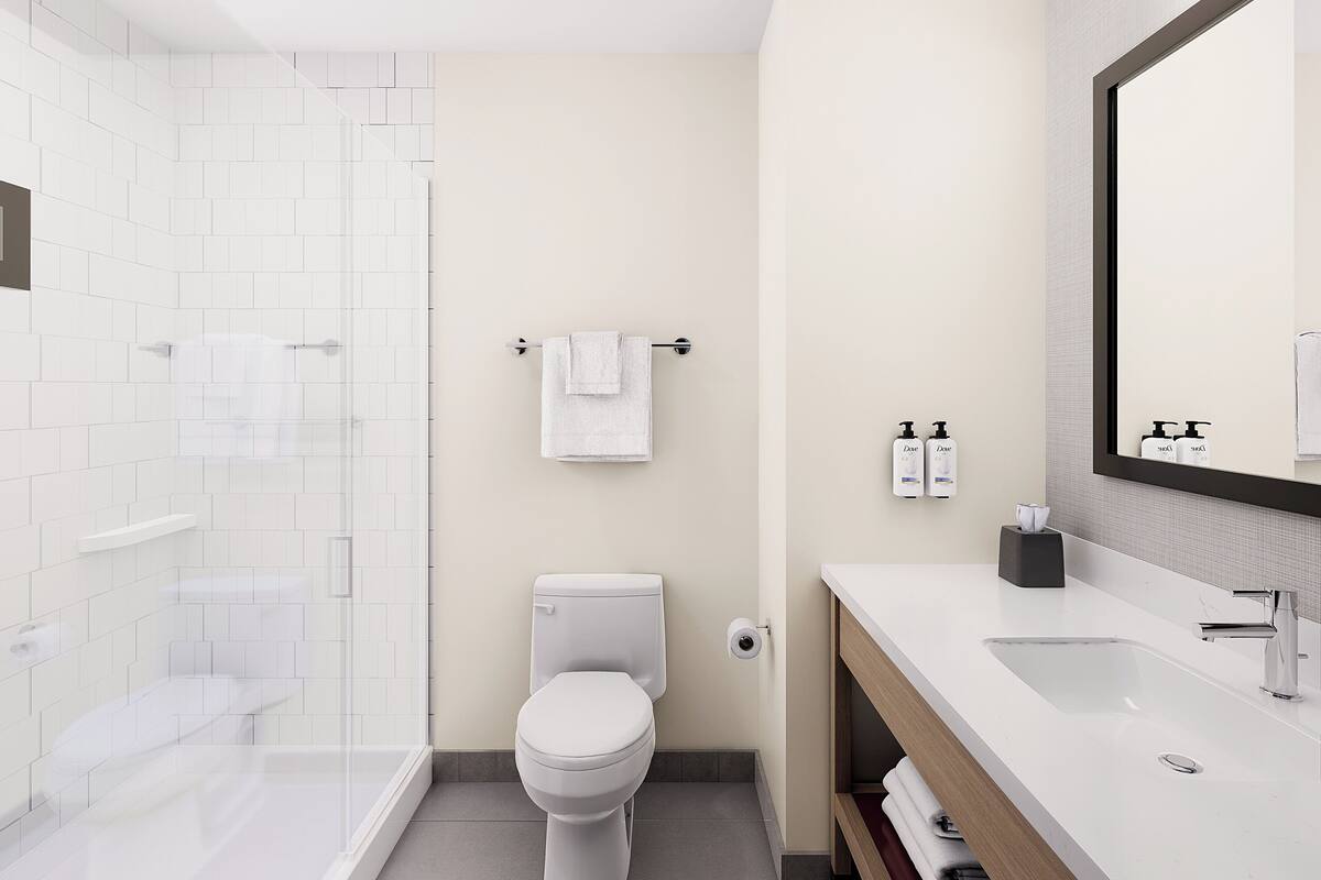 Ein modernes Badezimmer mit Dusche, Toilette und Waschtisch.
