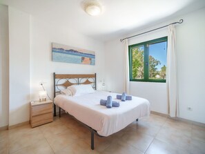 3 Schlafzimmer, Schreibtisch, Bügeleisen/Bügelbrett, WLAN