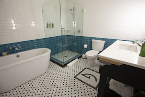 Shower, hair dryer, towels - Greyhound Inn - Classic Double Suite (Tyler)