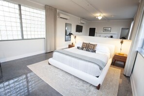 Skrivebord, strykejern/-brett, wi-fi (inkludert) og sengetøy