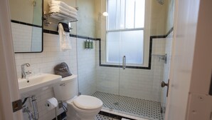 Un baño con inodoro, lavabo y ducha.