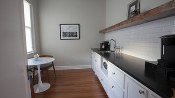 Fridge, coffee/tea maker, ice maker