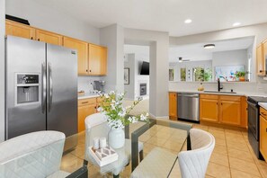 Refrigerador, microondas, horno, placa de cocina